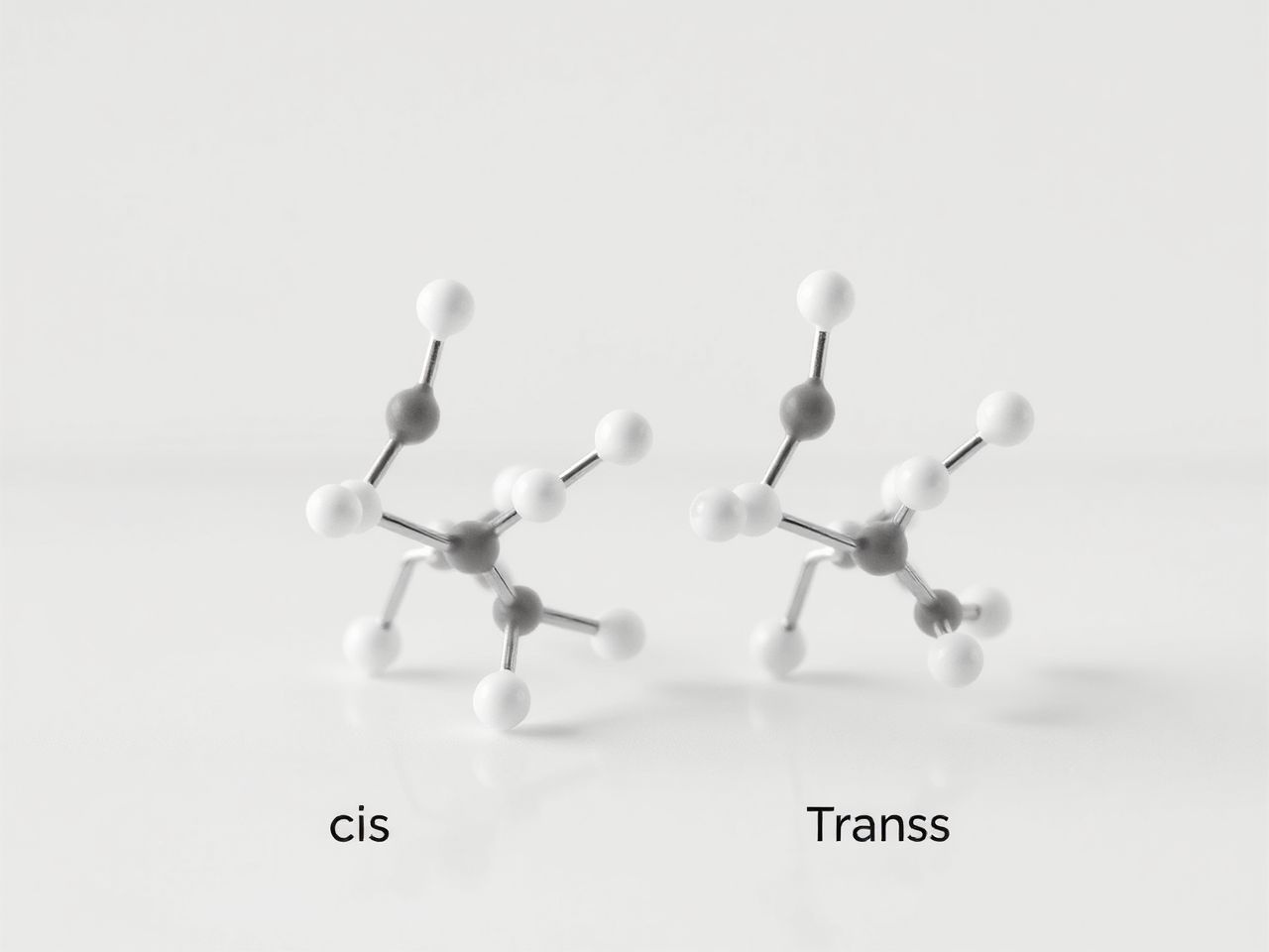 A transz-dekalin stabilabb a cisz változatnál térbeli feszültség miatt.