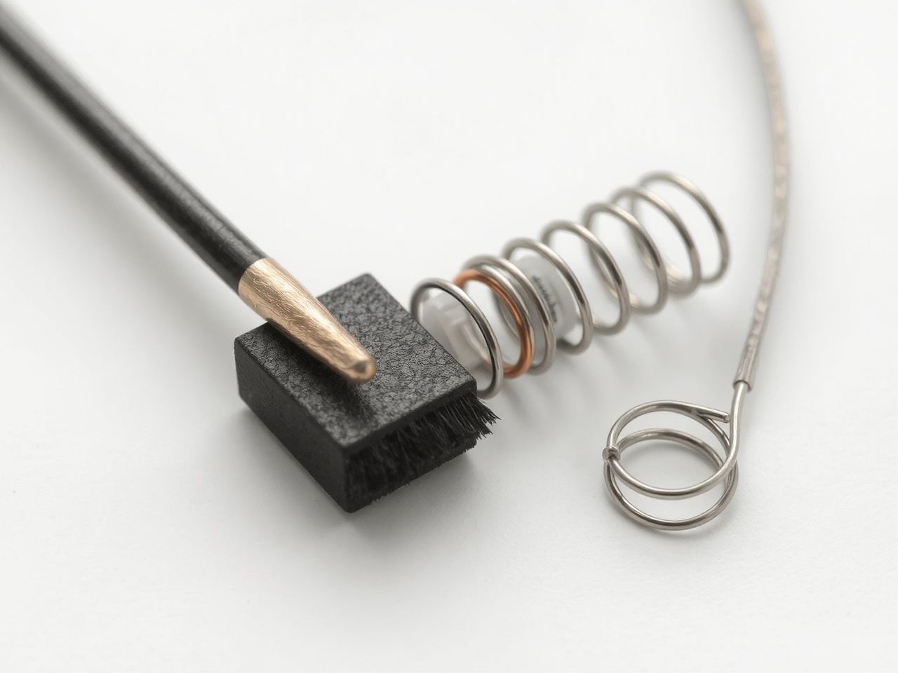 A szénkefe biztosítja az elektromos kapcsolatot a forgó részhez.