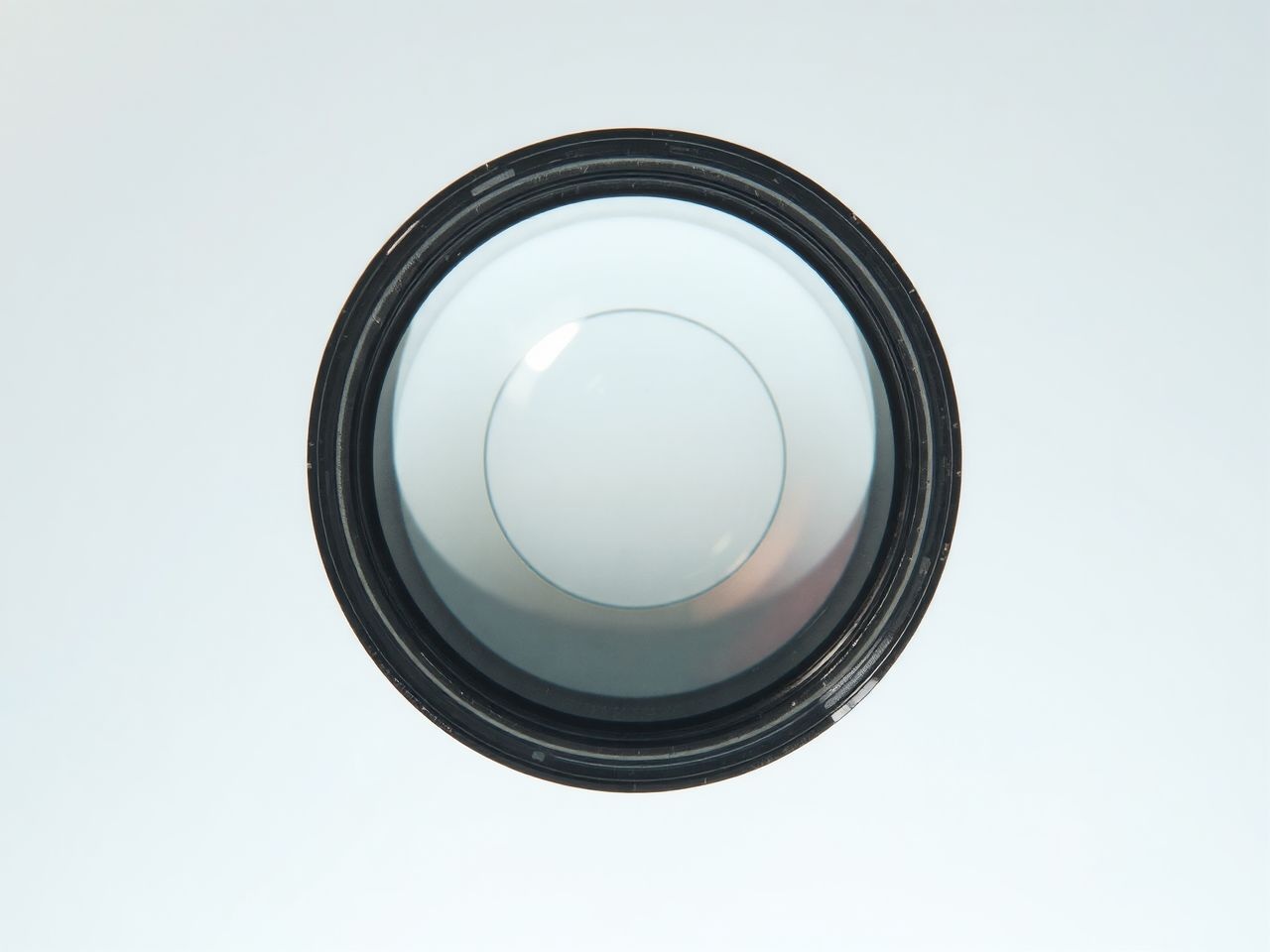 A szferikus aberráció torzítja a fénytörést a lencse peremén.