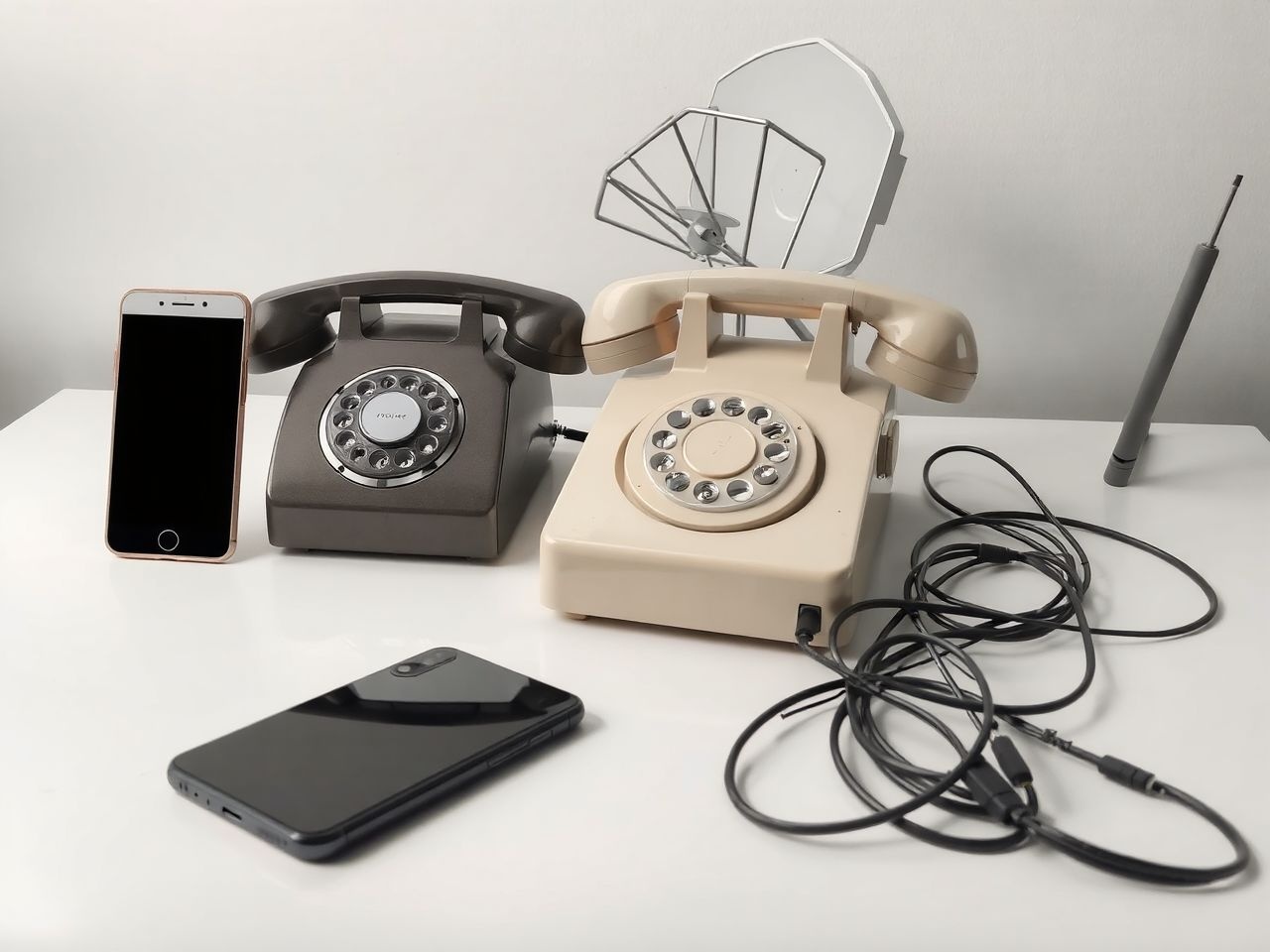A mobiltelefonok forradalmasították a telekommunikációs eszközöket világszerte.