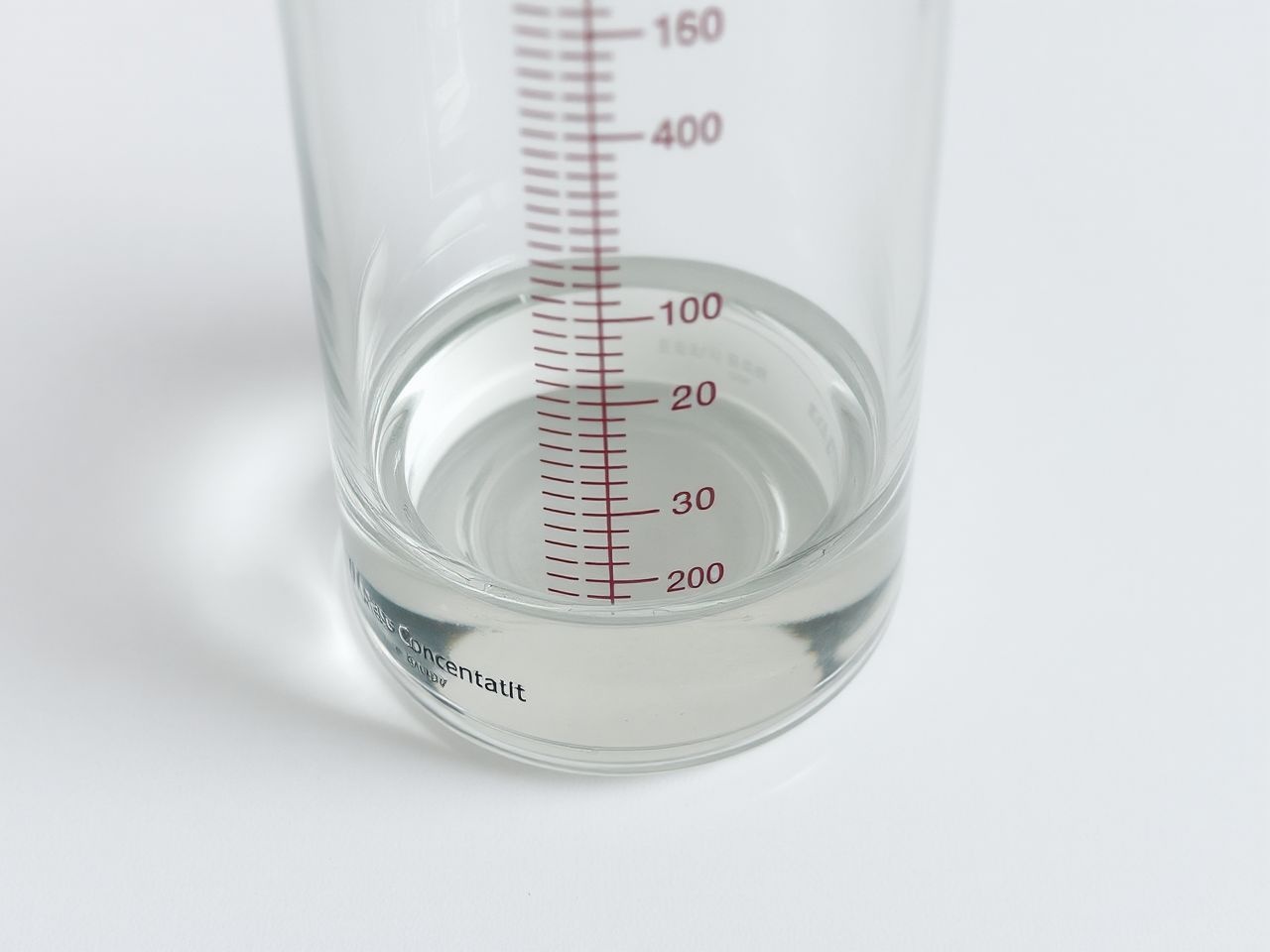 A tömegkoncentráció a sűrűség és anyagmennyiség arányát jelenti.