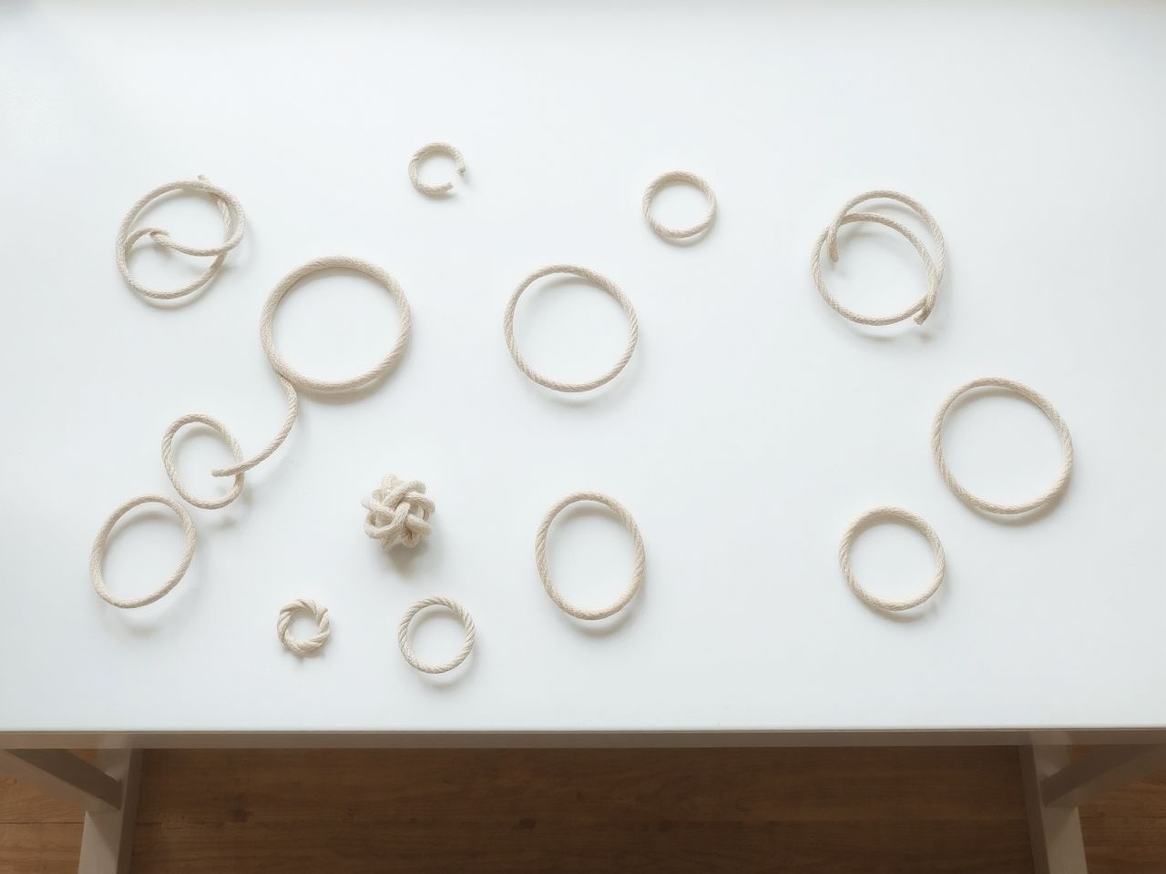 A topológia fő ágainak alapjai a pontbeli összefüggések vizsgálata.