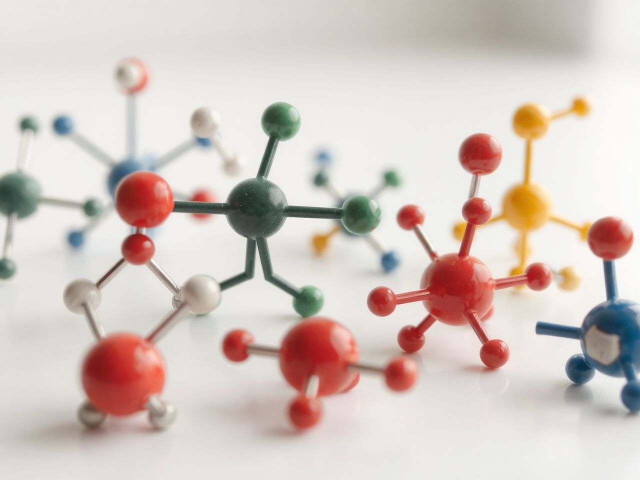 Az izoméria különböző szerkezeti képleteket eredményez azonos molekulaképletnél.