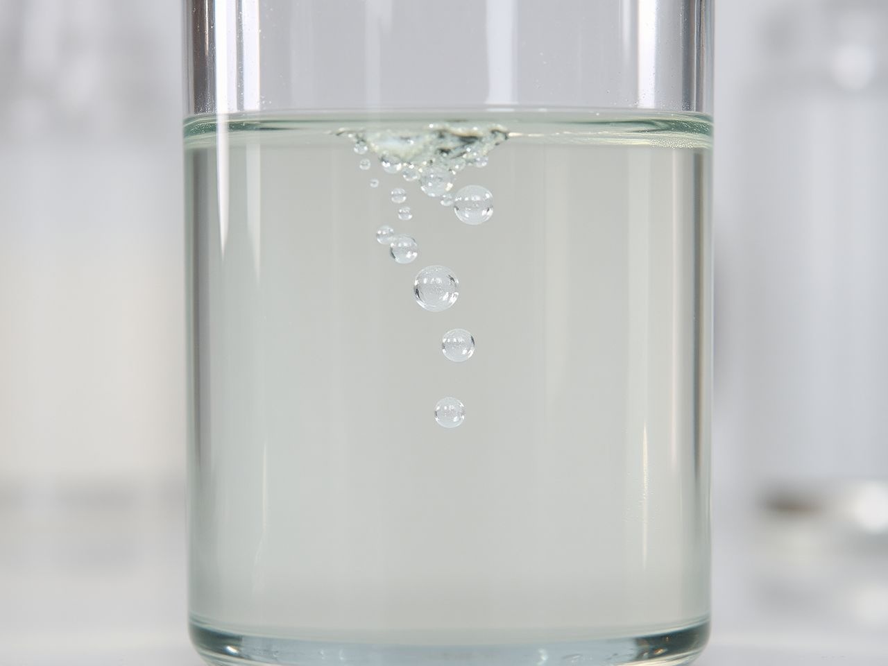 A gázok oldódása folyadékokban hőmérsékletfüggő és nyomásérzékeny.