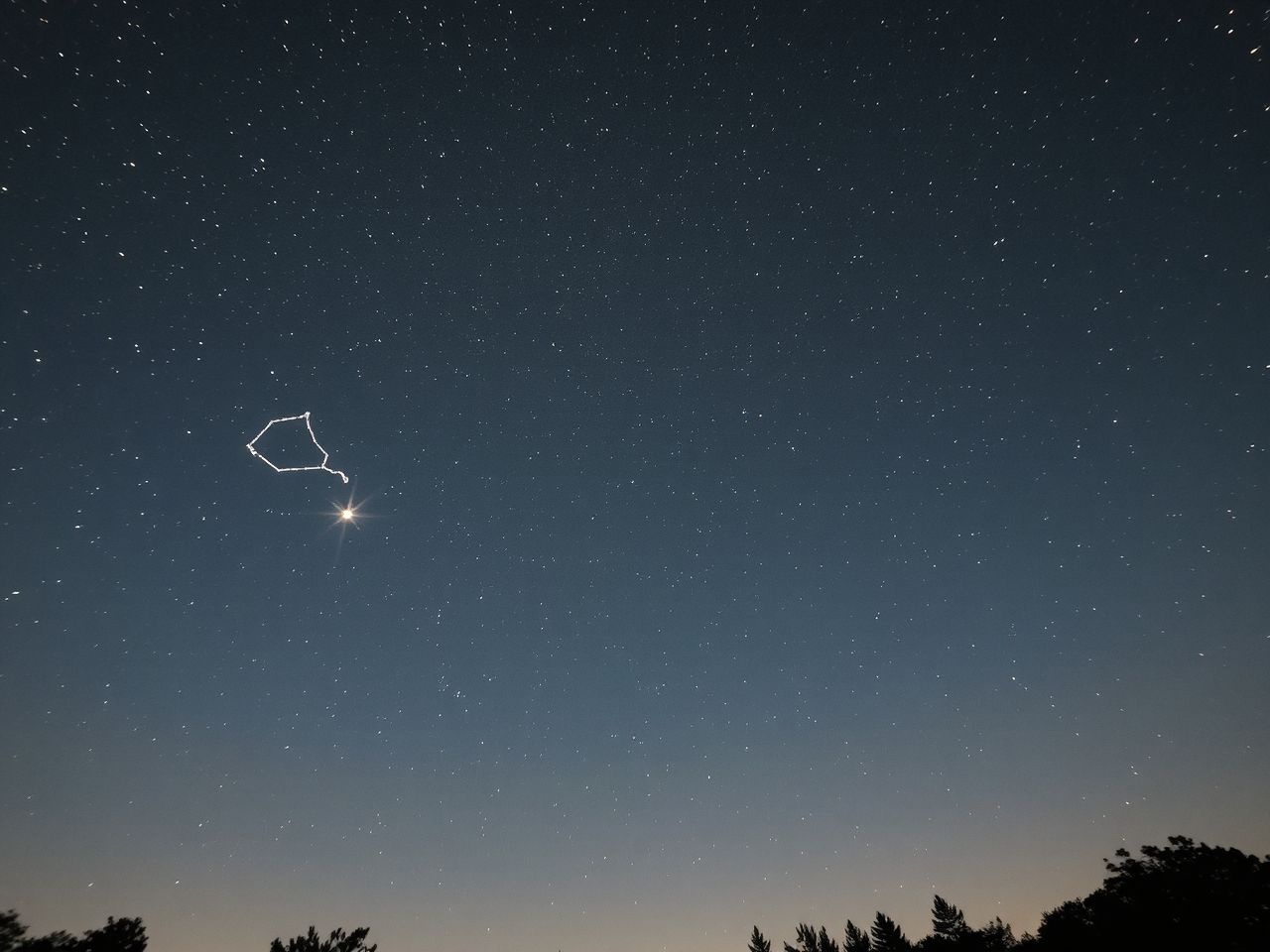 A Szárder az éjszakai égbolt lenyűgöző középpontja.