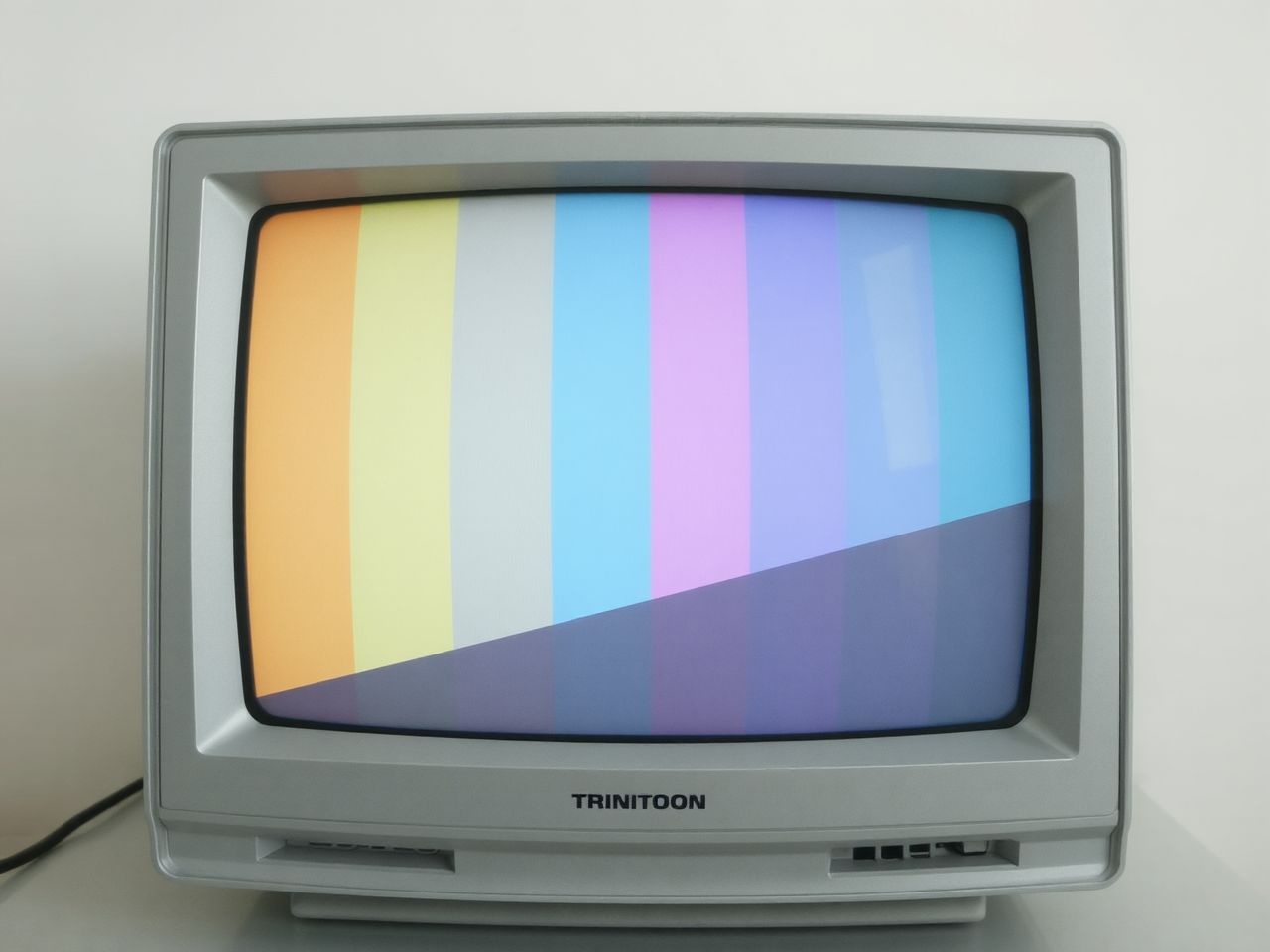 A Trinitron technológia élénk színeket és éles képet biztosít.