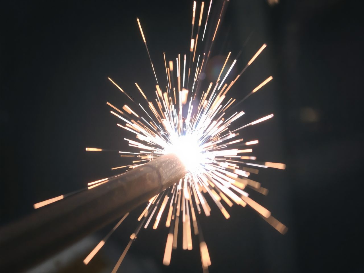 A villamos ív hajlításmentes acélgyártásban és hegesztésben nélkülözhetetlen.