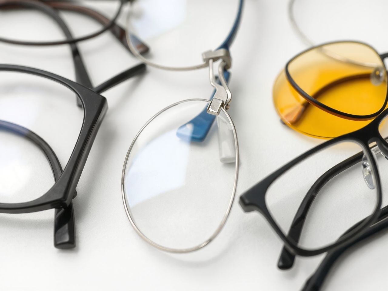 A speciális bevonatok növelik a védőszemüvegek tartósságát és kényelmét.