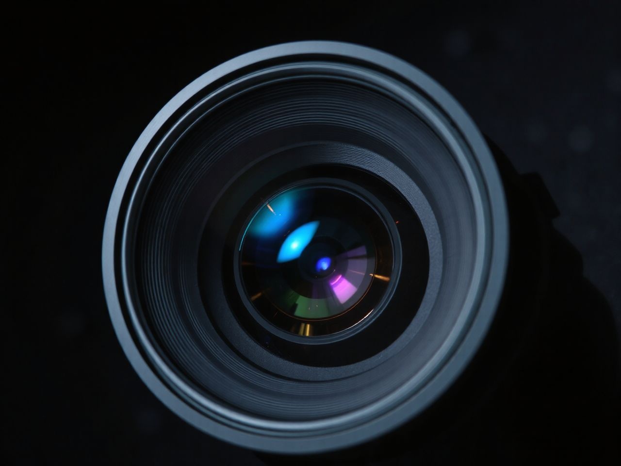 Az üstököshiba lencsekorrekcióval és aszférikus elemekkel csökkenthető.