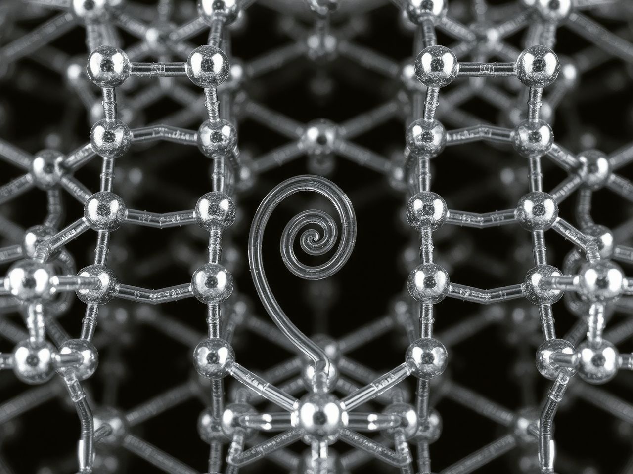 A csavar diszlokációk spirálisan torzítják a kristályszerkezetet.